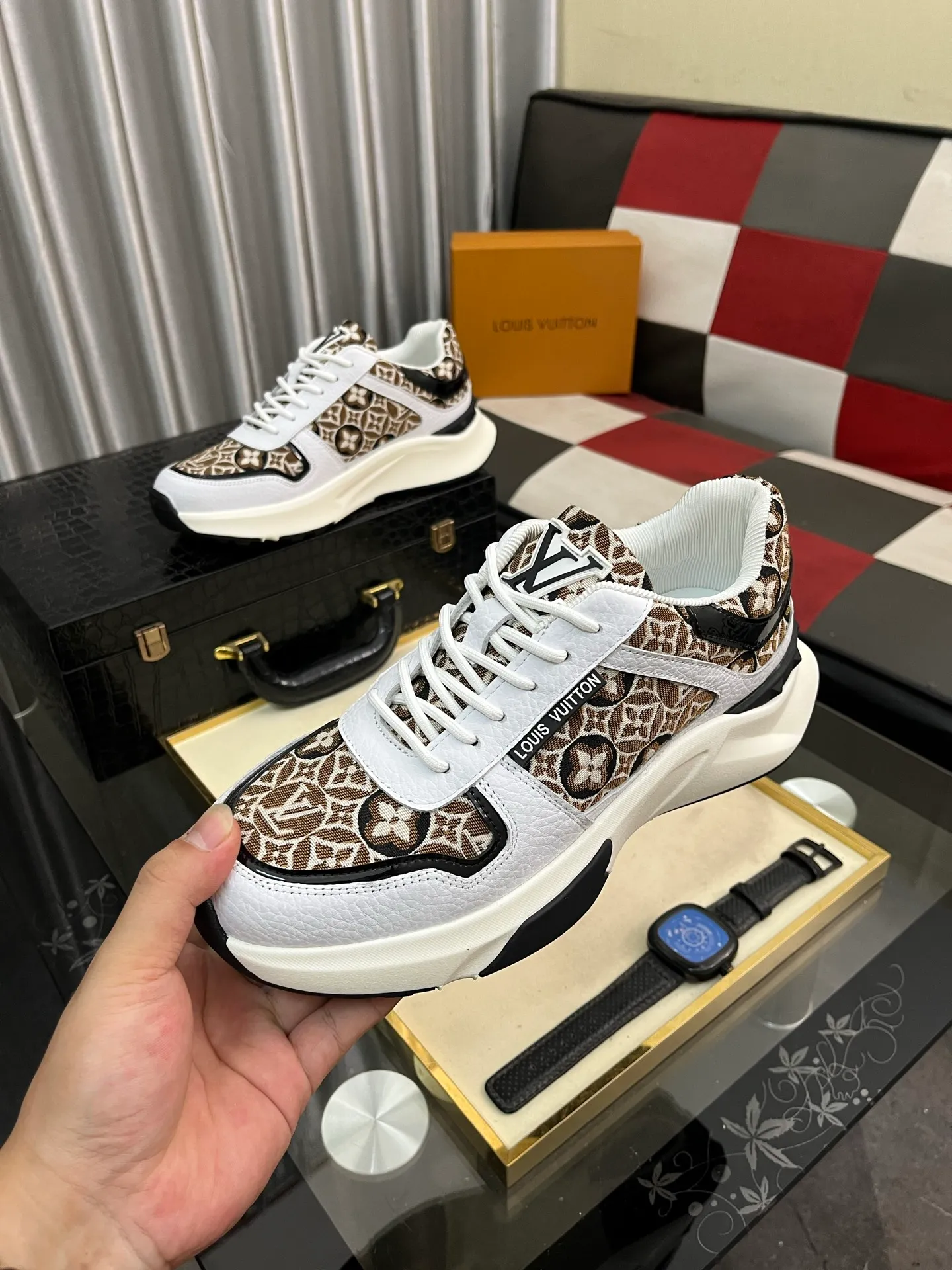 Men's shoes 💰458⌚️⌚️【LOUlS VUlTTON】Louis Vuitton ~ unique and casual style. LV counter purchasing 🏃casual shoes😍😍 are on sale at the men's counter at the same time. Italian imported brands select top-layer Italian cowhide. 🐑Sheepskin lining (refuses to discolor and grind feet) Sole: Original sole specially provided by the original factory 🎬Better in kind Code number: 38-444⃣️Color selection